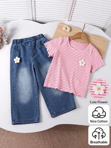 SHEIN 女童2件套夏季新品可愛休閒粉色與白色條紋荷葉邊短袖上衣搭配中藍色水洗寬腿牛仔褲，3D花朵裝飾，度假風日常穿搭，適合夏季度假與週末出遊 - 粉色 - 查看 3