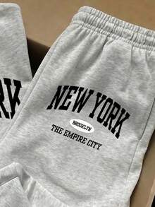 淺灰色花卉時尚運動字母 NY 圖案，年輕女孩修身圓領短袖抓皺 T 恤與休閒寬鬆長褲 2 件套，休閒日常、時尚、街頭、校園、運動、返校季 - 彩色 - 查看 7