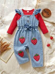SHEIN Vintaside Kids 2件組女嬰春夏/秋冬甜美草莓套裝，紅色羅紋圓領長袖上衣，搭配水洗藍牛仔吊帶褲，荷葉邊肩帶，前扣鈕扣＋腰部蝴蝶結設計，褲子飾有3D毛巾刺繡草莓圖案，柔軟牛仔布親膚，活力田園風，嬰兒日常外出穿搭 - 紅色 - 查看 1