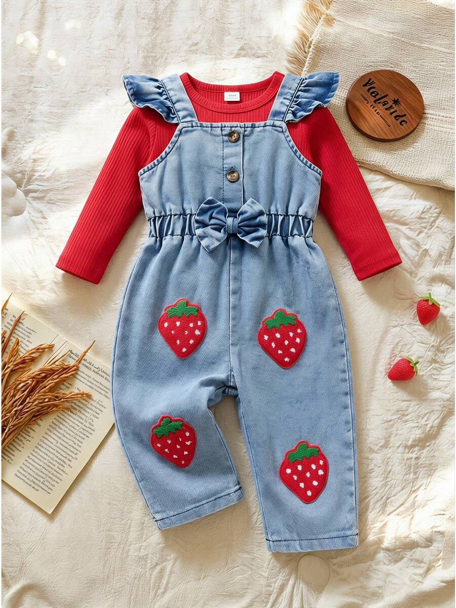 SHEIN Vintaside Kids 2件組女嬰春夏/秋冬甜美草莓套裝,紅色羅紋圓領長袖上衣,搭配水洗藍牛仔吊帶褲,荷葉邊肩帶,前扣鈕扣+腰部蝴蝶結設計,褲子飾有3D毛巾刺繡草莓圖案,柔軟牛仔布親膚,活力田園風,嬰兒日常外出穿搭 - 紅色 - 查看 1