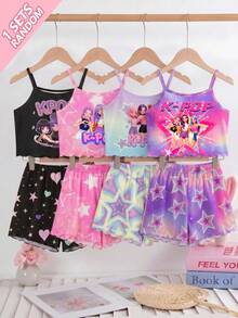 SHEIN 【隨機發送 1 套】女童夏季細肩帶居家服套裝，新款甜美酷女孩團卡通印花睡衣，粉紫黑拼色星空五角星多色針織面料，舒適柔軟波浪邊短款細肩背心＋寬腿短褲 4 件套，居家睡衣可外穿 - 彩色 - 查看 3