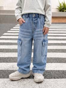 SHEIN Genkimix Kids 男童牛仔工裝褲，四季休閒街頭風，淺藍色水洗磨損效果，多口袋設計，彈性腰帶 + 寬鬆大腿版型，舒適柔軟細棉牛仔面料，適合日常穿搭，可搭配T恤和衛衣，返校、日常出行、學校、聚會、外出，春夏熱銷款兒童休閒牛仔褲 - 中等水洗藍 - 查看 3