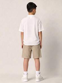 SHEIN 儿童/青少年男童休闲度假校服套装，白色衬衫搭配条纹松紧腰短裤，适合通勤、上学、日常休闲、运动、春夏季节、海滩度假等场合。 - 白色 - 查看 4