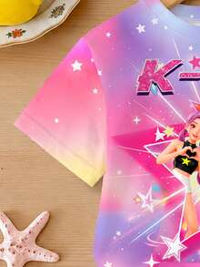 SHEIN Elladie kids 一套少女T恤短裤套装，整体采用梦幻紫色渐变色调，饰以闪亮星星元素，少女风十足。胸前印有醒目的“K-POP”字样，并配有3个可爱的卡通女团图案，周围环绕着星光和彩色星星图案，色彩鲜艳活泼。 - 彩色 - 查看 4
