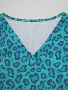 PopScrub Leopard Print Pattern Women's Nurse Scrub Top, Spring/Summer Fashion V-Neck Short Sleeve Double Pocket Design Side Slit Workwear, Women's Cute Scrub Top, Scrub Top - Multicolor - View 4