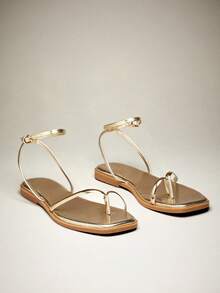 SHUZIA #UrbanLuxe Sandalias planas con tira de tobillo y anillo para el dedo del pie, con correa de TPU chapada en oro para mujer - Elegante, minimalista y lujoso estilo de uso diario. - Dorado - Ver 6