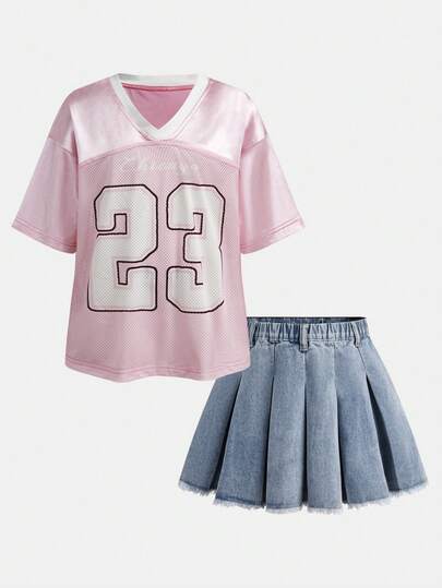 SHEIN Conjunto de 2 piezas para niña preadolescente: top deportivo de fútbol de punto holgado con estampado de letras en rosa y falda corta plisada azul