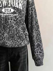 SHEIN EZwear 秋季新款字母標語小豹紋淺灰色仿水洗針織水印豹紋寬鬆毛茸茸女款衛衣，秋季上衣，適合日常通勤、聚會、秋冬/夏季、聖誕節、新年、感恩節、派對、婚禮、海灘、畢業典禮、優雅、外出、約會、通勤、情人節、優雅、度假 - 彩色 - 查看 3