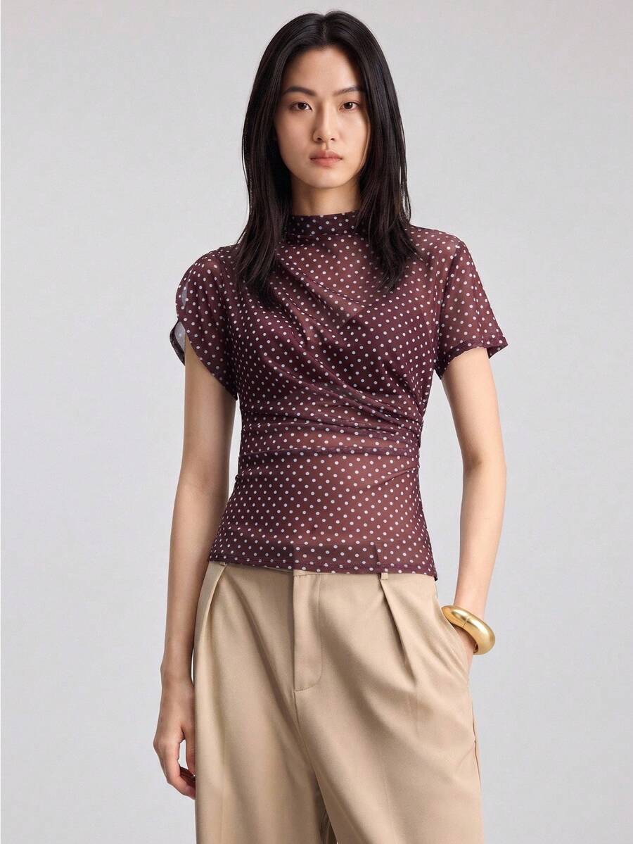 Ontre 女款棕白圓點夏季優雅辦公上衣，假領不對稱單肩網紗抓皺修身咖啡藍現代時髦穿搭