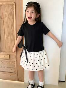 SHEIN 1件女童春夏休閒A字洋裝，蝴蝶結熱轉印與3D蝴蝶結設計，純色對比效果，舒適時尚，適合學校日常穿著，展現青春活力與優雅氣質 - 黑色 - 查看 3