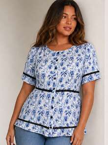 ELLERISSA Blusa de jersey con mangas con volantes, insertos de encaje y estampado floral azul para tallas grandes - Azul - Ver 3