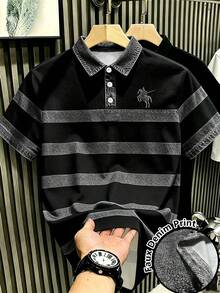 Manfinity Hypemode 復古丹寧風藍白對比條紋短袖 Polo 衫，附小馬標誌印花，藝術感短袖上衣，男女款圖案 T 恤，夏季休閒日常穿搭與外出百搭基礎上衣 - 彩色 - 查看 1