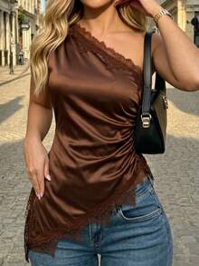 SHEIN Blouse satinée minimaliste et élégante pour femmes, à une épaule, avec bordure en dentelle marron, patchwork et ourlet asymétrique, sans manches, convient pour les rendez-vous, les vacances, le port quotidien décontracté et les fêtes - Tabac - Voir 3