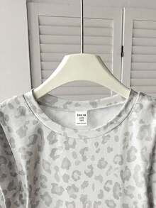 SHEIN Tween女孩休閒淺灰色豹紋落肩袖時尚優雅修身寬鬆T恤 - 灰色 - 查看 3