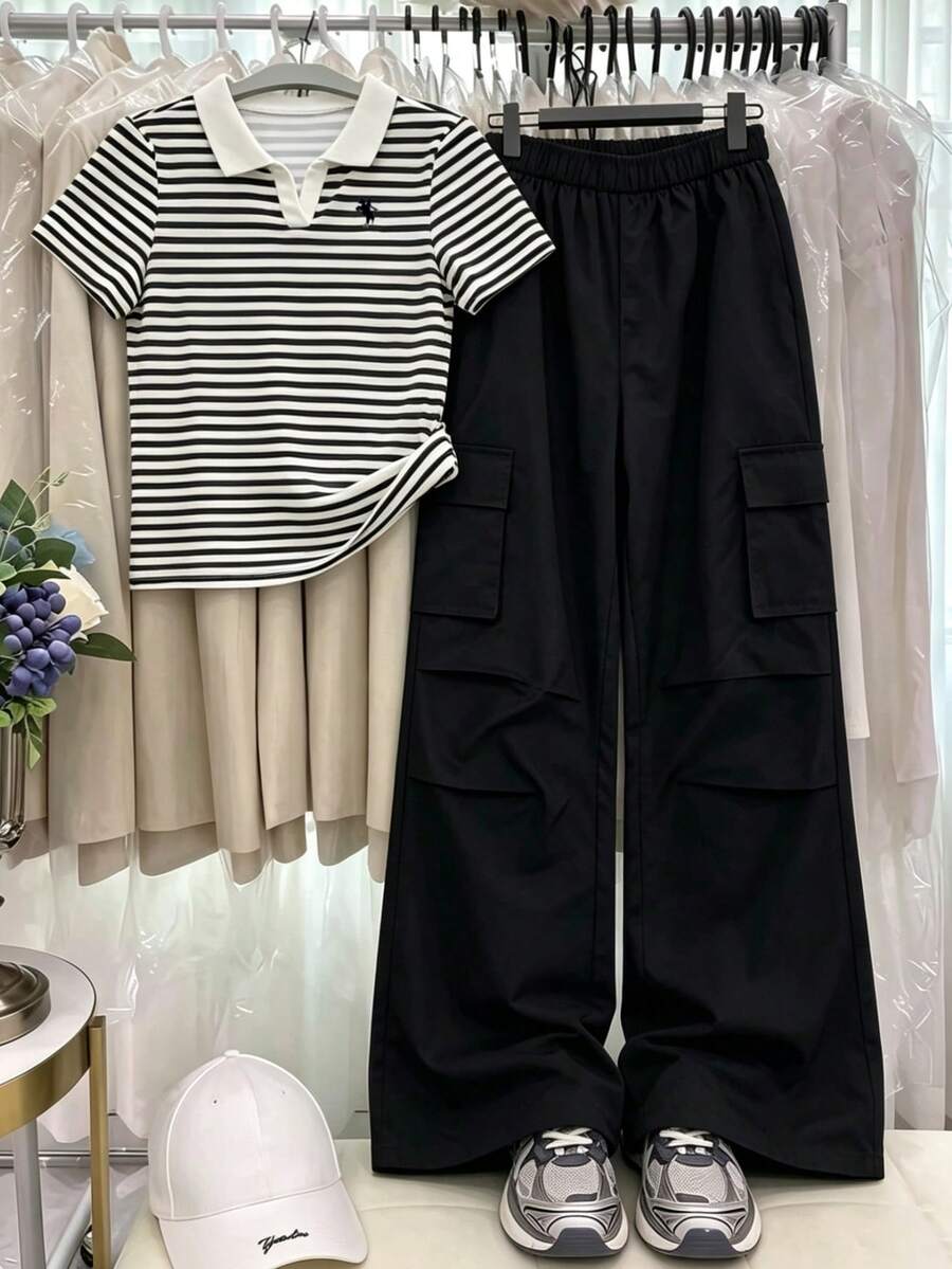 SHEIN 青少年女孩休閒學院風黑白條紋 Polo 領短袖上衣 + 黑色多口袋寬腿工裝褲 2 件套，百搭寬鬆版型，夏季校園休閒穿搭，學生日常通勤與運動套裝，返校季