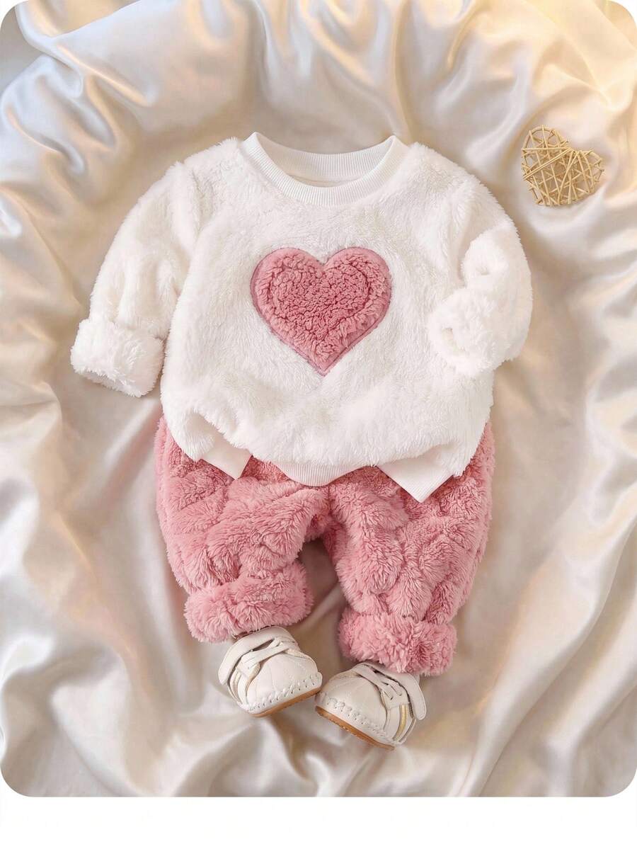 SHEIN 2件組新生女嬰愛心圖案保暖內裡加厚圓領長袖衛衣與鬆緊腰短褲套裝,舒適百搭時尚休閒可愛基礎款,毛絨愛心紋理,適合室內/戶外休閒、滑雪、開學、日常穿著、秋冬運動,暖心小精靈新生女嬰秋冬愛心套裝 - 粉色 - 查看 1