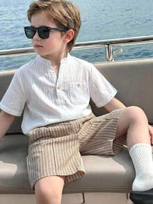 SHEIN 儿童/青少年男童休闲度假校服套装，白色衬衫搭配条纹松紧腰短裤，适合通勤、上学、日常休闲、运动、春夏季节、海滩度假等场合。 - 白色 - 查看 1