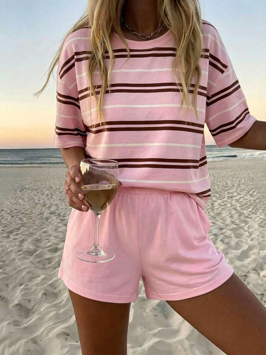 SHEIN LUNE 女款圓領落肩上衣搭配抽繩短褲休閒兩件套-夏季海灘穿搭 粉色條紋/淺粉色 大尺碼兩件套 - 彩色 - 查看 1