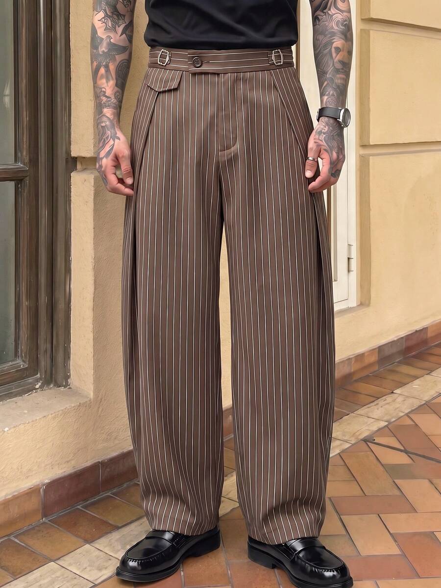 HIMLAND Pantalones holgados a rayas con diseño de hebilla en la cintura para hombre - Café integral - Ver 1