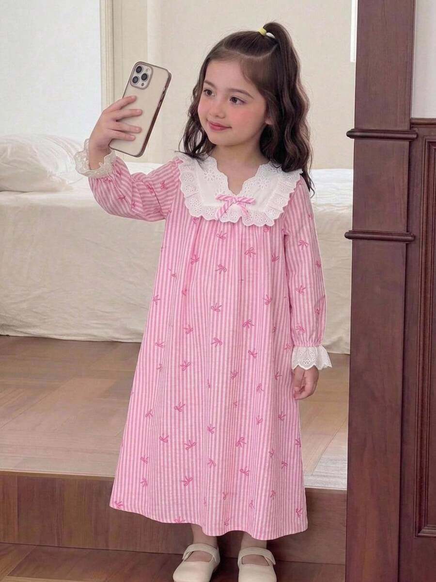 SHEIN 少女優雅復古刺繡蕾絲飾邊寬鬆休閒甜美條紋蝴蝶結印花紋理梭織拼接長袖A字居家睡袍長花瓣袖洋裝 粉色 - 淺粉色 - 查看 1