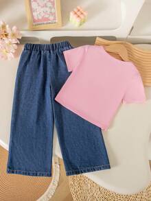 SHEIN 女童蝴蝶結短袖牛仔兩件套，夏季新品，可愛甜美風，淺粉色上衣搭配深藍色牛仔褲，毛絨蝴蝶結貼花裝飾，寬腿直筒褲，日常穿搭，適合夏季度假、旅行與日常穿著 - 粉色 - 查看 2