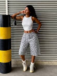 SHEIN HypeZone Y2K街頭時尚休閒風灰色豹紋低腰牛仔七分褲，適合日常白天夏季穿著 - 灰色 - 查看 3