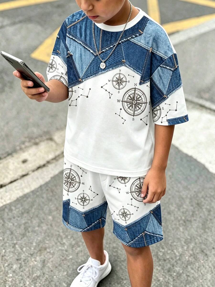 SHEIN Streecool Kids 2件組男孩時尚街頭風丹寧印花圓領T恤與針織短褲套裝,舒適面料,適合街頭風混搭,亦適用夏季運動穿著,兒童夏季套裝 - 藍白色 - 查看 1