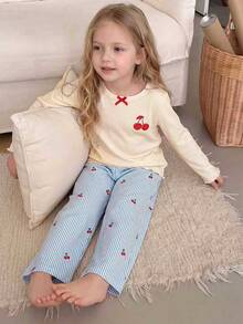 SHEIN Genkimix Kids 女童櫻桃圖案蝴蝶結裝飾長袖上衣與長褲休閒居家睡衣套裝 - 淺藍色 - 查看 5