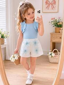 Elladie kids 这款两件套童装甜美俏皮风套装，包含一件无袖褶皱背心和一件针织腋下条纹T恤上衣，搭配粉色松紧腰短裤，饰有精致立体定位白色花朵，可爱时尚，适合夏季日常穿着。 - 藍色 - 查看 3