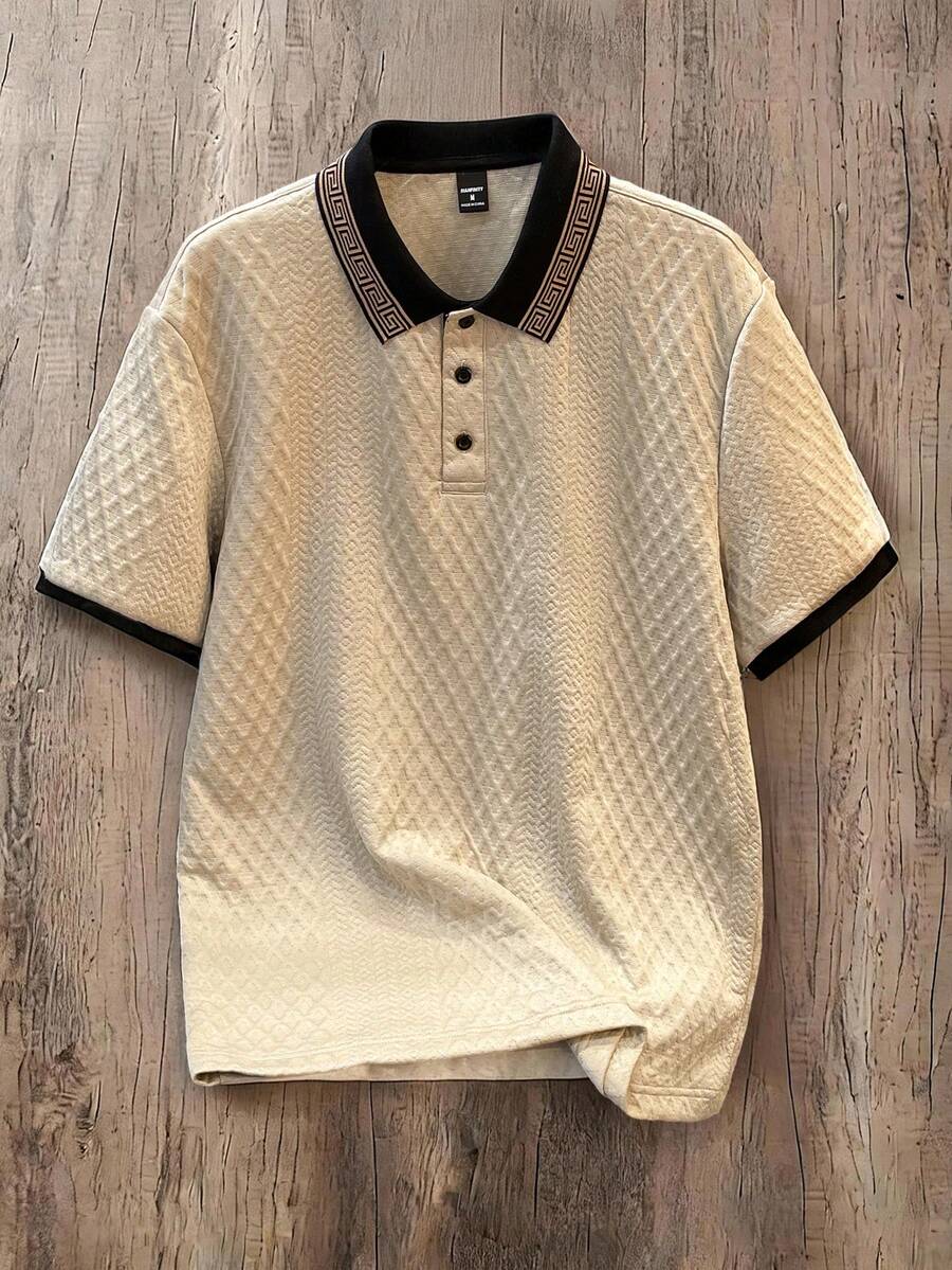 Manfinity Joysei 大码男式夏季休闲商务纹理针织希腊回纹图案撞色滚边 Polo 衫 - 杏色 - 查看 1