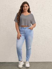SHEIN BASICS Plus 1件純色V領短版T恤 夏季上衣 女款夏季穿搭 - 深灰色 - 查看 4