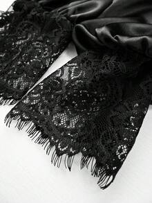 SHEIN Gaun Hitam Pas Badan Elegan Wanita dengan Leher V Dalam dan Hiasan Renda - Hitam - View 6