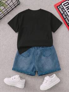 SHEIN Bộ quần áo bé trai màu đen gồm áo cổ tròn tay ngắn và quần short, áo in chữ, quần short thiết kế rách mài, phối màu đen trắng xanh cực ngầu, dáng thoải mái, phù hợp mặc mùa hè - Nhiều màu - Xem 2