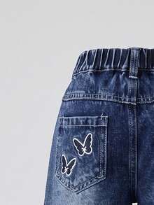 SHEIN 女童牛仔長褲，全新四季款，時尚休閒，復古深藍牛仔布，彈性腰頭不對稱設計，後口袋蝴蝶刺繡設計，時尚直筒版型，柔軟舒適面料，百搭日常穿著，春/秋新款女童牛仔長褲 - 深色水洗藍 - 查看 3