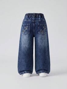 SHEIN 女童牛仔長褲，全新四季款，時尚休閒，復古深藍牛仔布，彈性腰頭不對稱設計，後口袋蝴蝶刺繡設計，時尚直筒版型，柔軟舒適面料，百搭日常穿著，春/秋新款女童牛仔長褲 - 深色水洗藍 - 查看 2