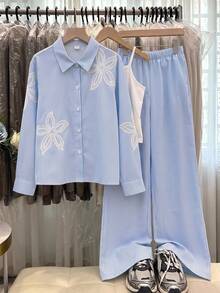 SHEIN 少女韓系藍白條紋三件套，數位印花布料襯衫搭配燒花3D白色花卉前胸與袖子，翻領單排扣，白色細肩帶背心，休閒街頭風校園穿搭，薄款春/秋返校套裝 - 藍色 - 查看 3