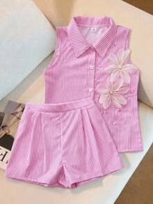 SHEIN 2件組少女清新溫柔粉白條紋無袖領口單排扣上衣，側邊3D花朵與珠飾裝飾，搭配同布料鬆緊後腰短褲，寬鬆版型，極簡薄款春夏套裝，適合購物、派對、日常穿著、開學季 - 粉色 - 查看 7