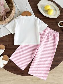 SHEIN Playful Pals 女童夏季短袖兩件套，純白色短袖圓領T恤搭配清新檸檬字母印花，配粉色與白色垂直條紋寬鬆長褲，寬鬆版型舒適活動，清新活力，適合夏季出遊與日常穿著，甜美陽光童年魅力，嬰兒女童短袖套裝 - 白色 - 查看 5