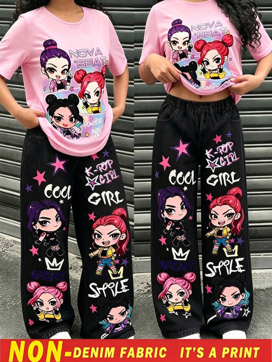SHEIN Sparklyn 女團風青少年女孩套裝,淺紫色短袖上衣搭配甜酷女孩滿版印花,活力吸睛。寬腿褲配獨特塗鴉印花,街頭風鬆弛版型,適合日常活動,甜酷對比,輕鬆營造夏日活力氛圍,適合出遊與上學 - 彩色 - 查看 1