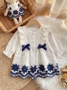 SHEIN Playful Pals 新生女嬰白色圓領長袖洋裝，海軍藍花卉刺繡荷葉邊下擺蝴蝶結裝飾，可愛女嬰婚禮派對秋季款 - 藍白色 - 查看 3