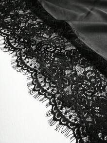 SHEIN Gaun Hitam Pas Badan Elegan Wanita dengan Leher V Dalam dan Hiasan Renda - Hitam - View 5