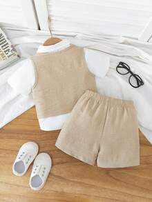 SHEIN 3 pièces Ensemble de gilet, short et nœud papillon pour bébé, tenue pour la première fête des mères, gilet mode col V, ensemble robe d'été, Top de gilet col V avec décoration de fausse poche, nœud papillon pliable, pantalon à taille élastique, convient pour anniversaire, fête, mariage, rentrée des classes - Nude - Voir 2