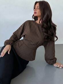 Firerie 女款新款極簡優雅浪漫休閒都市通勤時尚百搭咖啡棕條紋圓領蝙蝠袖長袖收腰綁帶X型修身襯衫，教師穿搭，秋季穿著 - 棕色 - 查看 6