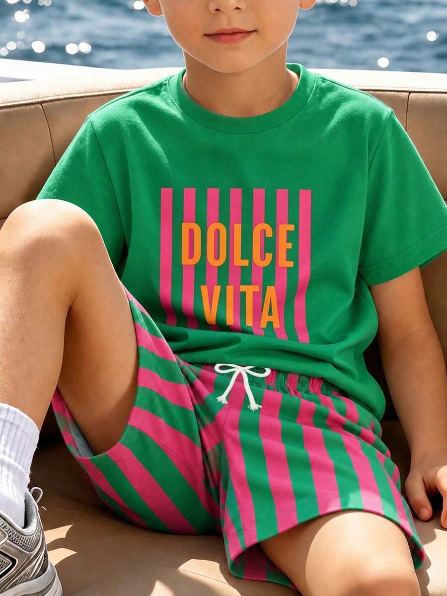 SHEIN 小男孩 T 恤套裝,男孩簡約綠色 T 恤,正面印有條紋字母「DOLCE VITA」圖案,柔軟針織圓領短袖套頭 T 恤,搭配梭織條紋滿版印花短褲,吸睛夏日海灘風,休閒度假風,適合 4-7 歲 - 彩色 - 查看 1