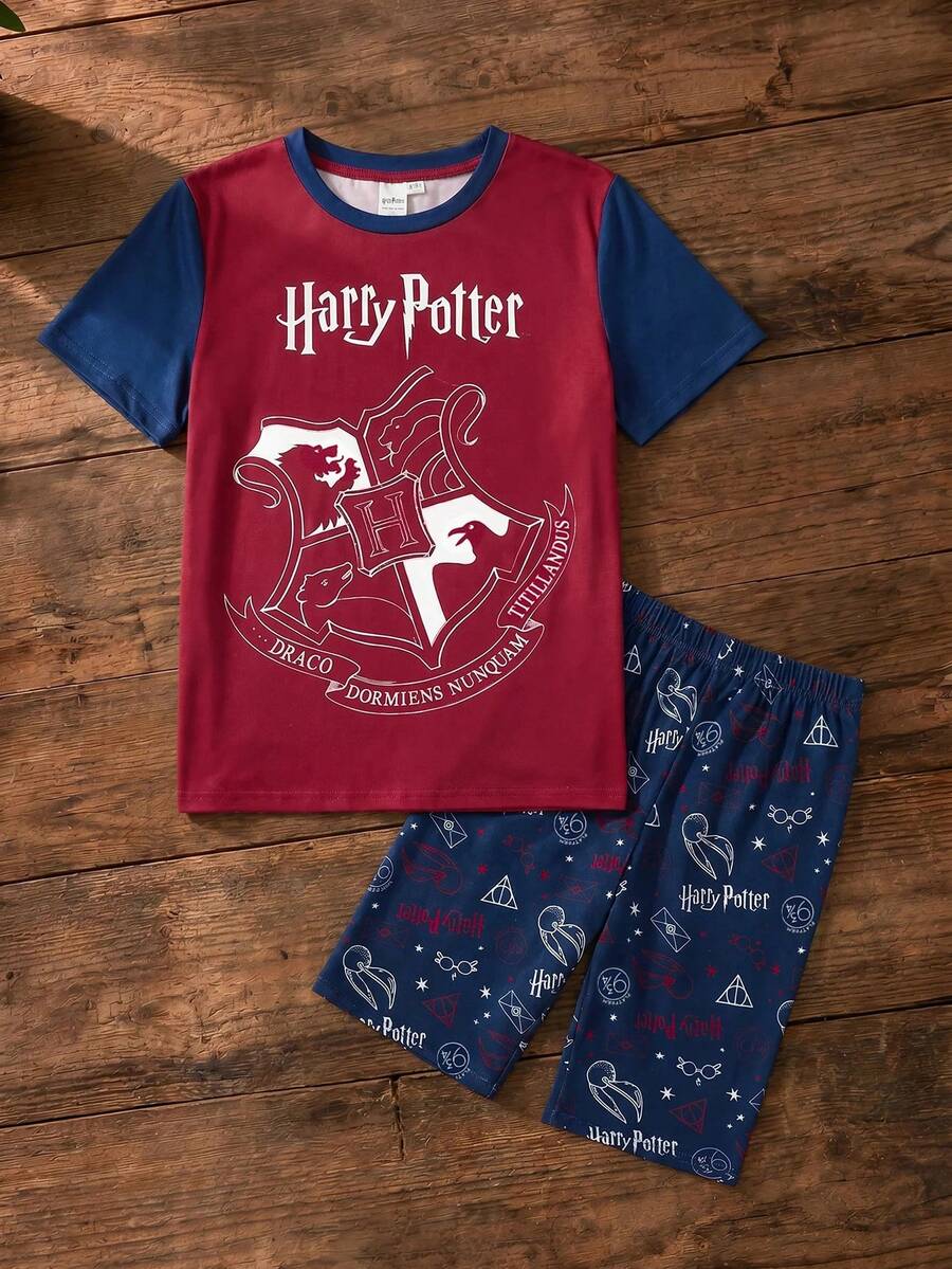 HARRY POTTER X SHEIN Tween Boy Academy 徽章印花酒红色短袖 T 恤和海军蓝短裤舒适睡衣套装 - 彩色 - 查看 1