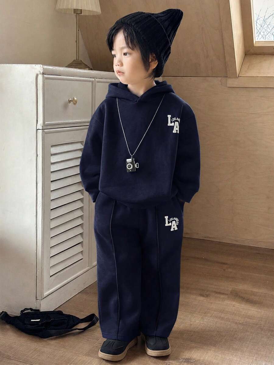 SHEIN 2件組兒童小男孩休閒日常舒適字母印花連帽衛衣寬鬆套頭長袖運動衫直筒寬鬆運動長褲針織運動套裝,適合學校、花園、海灘、生日,春、夏、秋、冬穿著 - 藏蓝色 - 查看 1