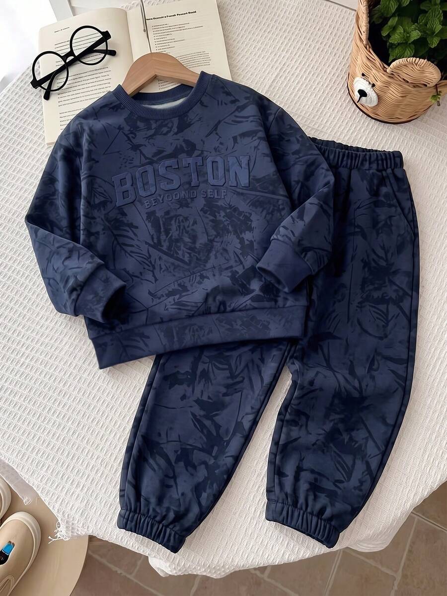 男童秋冬長袖慢跑褲2件套,圓領上衣搭配BOSTON 3D壓紋字母,配對深色圖案慢跑褲,打造完美呼應的低調戶外休閒套裝 - 藍色 - 查看 1