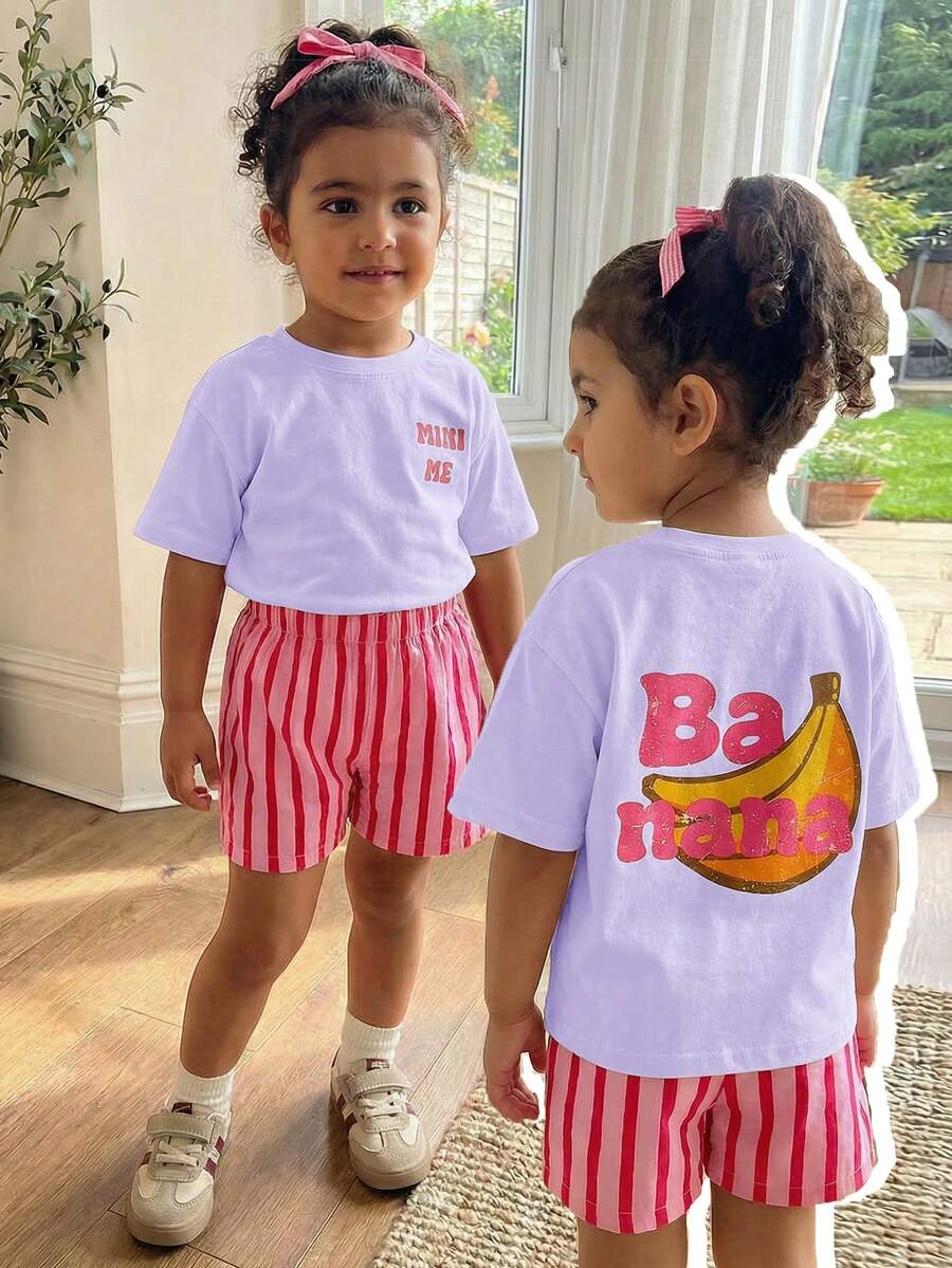 THE HAPPY LOOK طقم 2 قطعة للبنات الصغيرات: ملابس علوية بولوفر محبوكة ناعمة بنقشة فواكه، ياقة دائرية، أكمام قصيرة وأكتاف منسدلة & شورت مخطط - ارجواني فاتح - مشاهدة 1