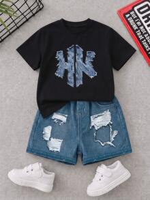 SHEIN Bộ quần áo bé trai màu đen gồm áo cổ tròn tay ngắn và quần short, áo in chữ, quần short thiết kế rách mài, phối màu đen trắng xanh cực ngầu, dáng thoải mái, phù hợp mặc mùa hè - Nhiều màu - Xem 5
