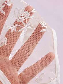 Elorette 女款黑紅刺繡性感內衣套裝 2件組 - 白色 - 查看 4